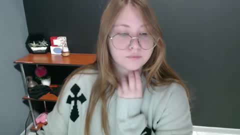 Snapshot of cute_minx chatting on 01-13-25, 10:25 Veronica online show from 01-13-25, 10:25