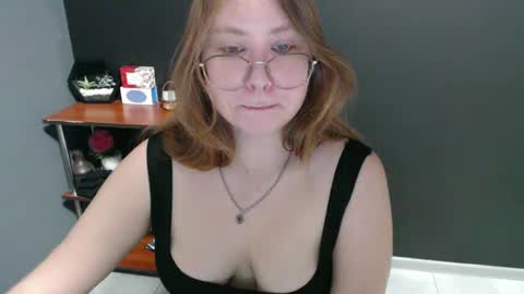 Snapshot of cute_minx chatting on 01-14-25, 07:17 Veronica online show from 01-14-25, 07:17