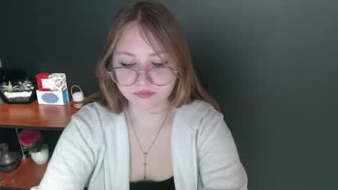 Snapshot of cute_minx chatting on 01-16-25, 07:28 Veronica online show from 01-16-25, 07:28