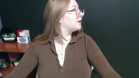 Snapshot of cute_minx chatting on 01-17-25, 07:41 Veronica online show from 01-17-25, 07:41