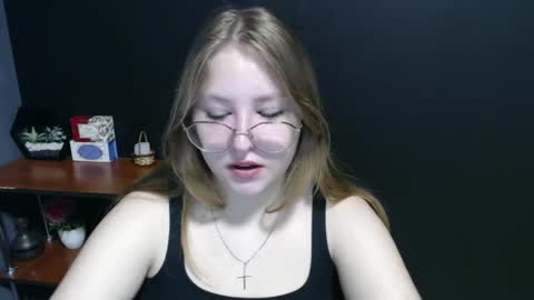 Snapshot of cute_minx chatting on 01-21-25, 07:37 Veronica online show from 01-21-25, 07:37