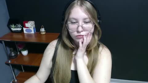 Snapshot of cute_minx chatting on 01-21-25, 10:41 Veronica online show from 01-21-25, 10:41