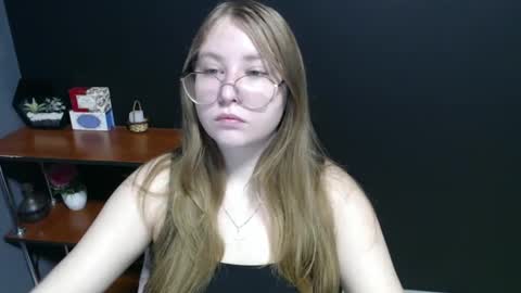 Snapshot of cute_minx chatting on 01-24-25, 07:19 Veronica online show from 01-24-25, 07:19