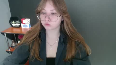 Snapshot of cute_minx chatting on 01-29-25, 07:25 Veronica online show from 01-29-25, 07:25