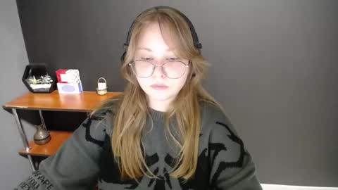 Snapshot of cute_minx chatting on 02-10-25, 10:42 Veronica online show from 02-10-25, 10:42