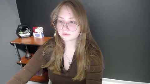 Snapshot of cute_minx chatting on 02-11-25, 07:12 Veronica online show from 02-11-25, 07:12
