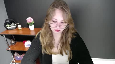 Snapshot of cute_minx chatting on 02-14-25, 07:38 Veronica online show from 02-14-25, 07:38