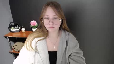 Snapshot of cute_minx chatting on 02-18-25, 07:21 Veronica online show from 02-18-25, 07:21