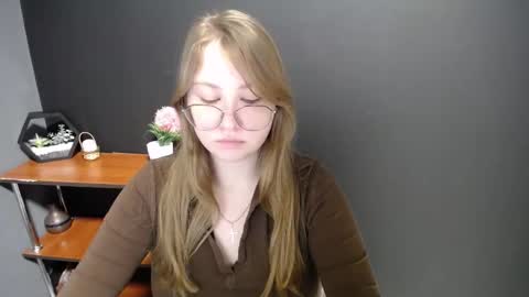 Snapshot of cute_minx chatting on 02-19-25, 07:28 Veronica online show from 02-19-25, 07:28