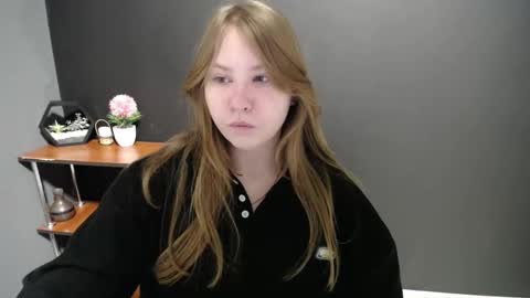 Snapshot of cute_minx chatting on 02-24-25, 07:22 Veronica online show from 02-24-25, 07:22