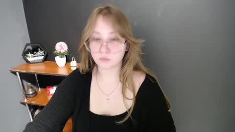 Snapshot of cute_minx chatting on 02-28-25, 11:47 Veronica online show from 02-28-25, 11:47