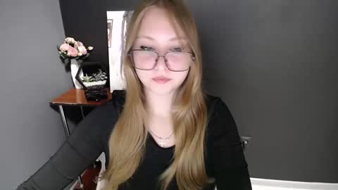 Snapshot of cute_minx chatting on 10-03-25, 06:54 Veronica online show from 10-03-25, 06:54