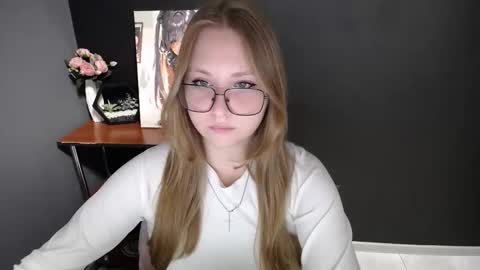 Snapshot of cute_minx chatting on 10-06-25, 06:33 Veronica online show from 10-06-25, 06:33