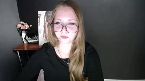 Snapshot of cute_minx chatting on 10-07-25, 06:54 Veronica online show from 10-07-25, 06:54