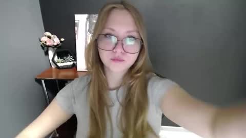 Snapshot of cute_minx chatting on 10-08-25, 06:33 Veronica online show from 10-08-25, 06:33