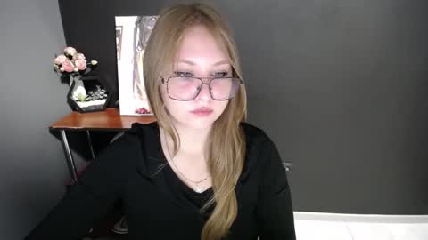 Snapshot of cute_minx chatting on 10-10-25, 07:07 Veronica online show from 10-10-25, 07:07