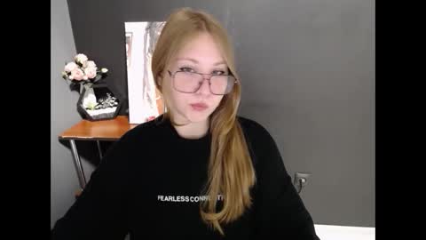 Snapshot of cute_minx chatting on 10-13-25, 06:46 Veronica online show from 10-13-25, 06:46