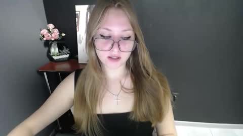 Snapshot of cute_minx chatting on 10-17-25, 08:06 Veronica online show from 10-17-25, 08:06