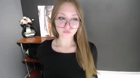 Snapshot of cute_minx chatting on 10-27-25, 11:47 Veronica online show from 10-27-25, 11:47