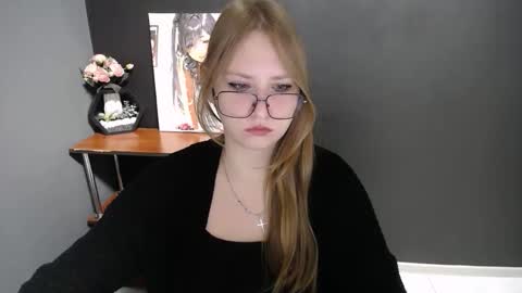 Snapshot of cute_minx chatting on 10-28-25, 08:40 Veronica online show from 10-28-25, 08:40