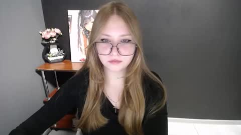 Snapshot of cute_minx chatting on 11-03-25, 07:20 Veronica online show from 11-03-25, 07:20