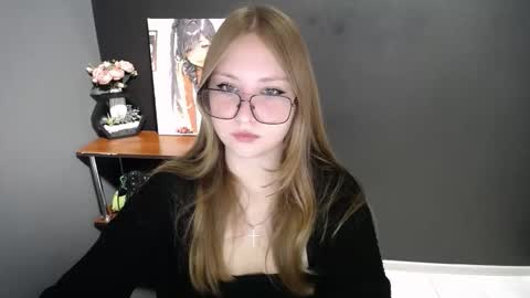 Snapshot of cute_minx chatting on 11-07-25, 08:03 Veronica online show from 11-07-25, 08:03