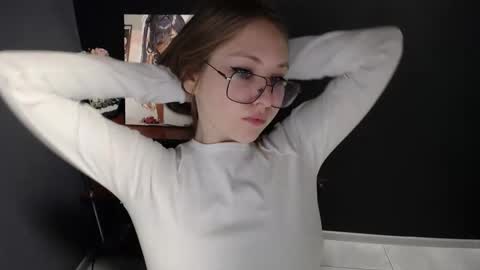 Snapshot of cute_minx chatting on 11-27-25, 07:43 Veronica online show from 11-27-25, 07:43