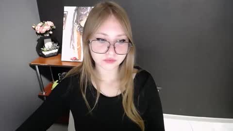 Snapshot of cute_minx chatting on 11-28-25, 07:44 Veronica online show from 11-28-25, 07:44