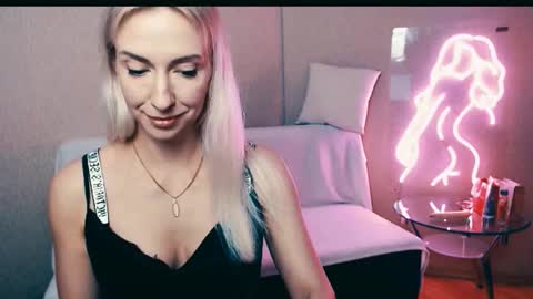 Snapshot of cute_smile_shy chatting on 10-21-25, 07:36 cute_smile_shy online show from 10-21-25, 07:36