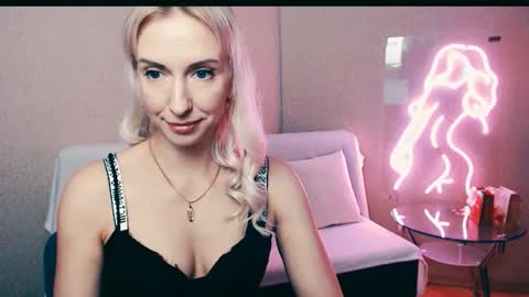 Snapshot of cute_smile_shy chatting on 10-28-25, 08:44 cute_smile_shy online show from 10-28-25, 08:44