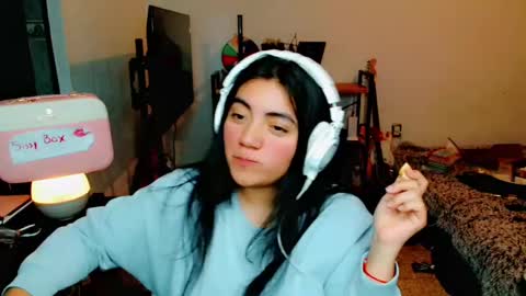 Snapshot of cuteambervi chatting on 01-20-25, 12:36 Princess Amber online show from 01-20-25, 12:36