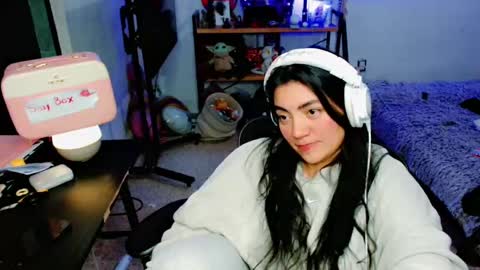 Snapshot of cuteambervi chatting on 01-28-25, 04:50 Princess Amber online show from 01-28-25, 04:50