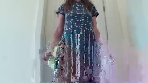 Snapshot of cuteangelx chatting on 10-21-25, 09:21 Anne-Marie  online show from 10-21-25, 09:21