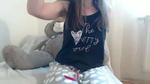 Snapshot of cuteangelx chatting on 10-22-25, 07:30 Anne-Marie  online show from 10-22-25, 07:30