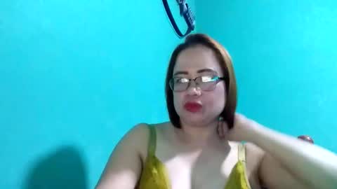 Snapshot of cutechey06 chatting on 12-28-24, 07:43 Sky online show from 12-28-24, 07:43