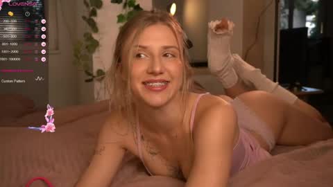 Snapshot of cuteeeeealina chatting on 05-25-26, 04:29 Alina online show from 05-25-26, 04:29