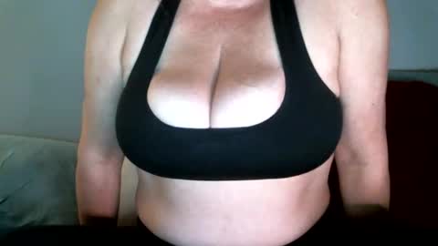 CuteNlil online show from 01-18-25, 06:24