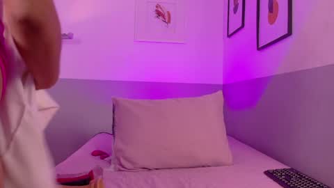 cutepetitee online show from 04-10-26, 10:47