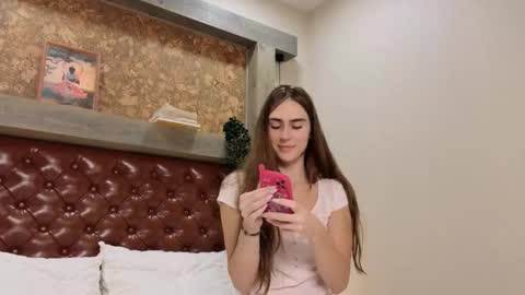 Snapshot of cuterebelious chatting on 10-23-25, 01:54 Kim online show from 10-23-25, 01:54