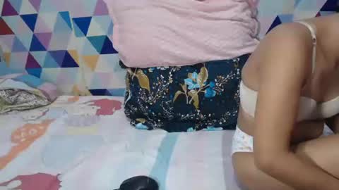 Snapshot of cutie_bella_xxx chatting on 10-22-25, 03:01 bella online show from 10-22-25, 03:01