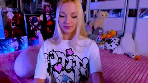 Snapshot of cuttie_ponyy chatting on 12-22-24, 09:31 Nora online show from 12-22-24, 09:31