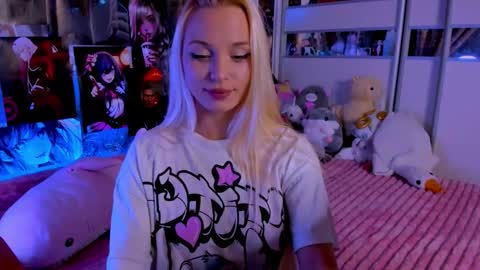 Snapshot of cuttie_ponyy chatting on 11-09-25, 09:24 Nora online show from 11-09-25, 09:24