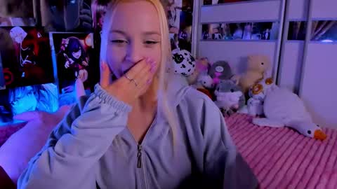 Snapshot of cuttie_ponyy chatting on 12-13-25, 09:20 Nora online show from 12-13-25, 09:20