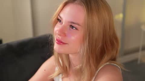 Snapshot of cyberheart_ chatting on 11-05-25, 04:51 EMILY online show from 11-05-25, 04:51