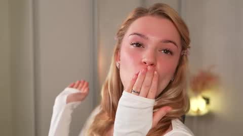 Snapshot of cyberheart_ chatting on 11-08-25, 03:45 EMILY online show from 11-08-25, 03:45