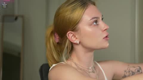 Snapshot of cyberheart_ chatting on 11-26-25, 07:04 EMILY online show from 11-26-25, 07:04