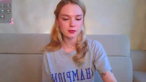 Snapshot of cyberheart_ chatting on 12-20-25, 01:40 EMILY online show from 12-20-25, 01:40