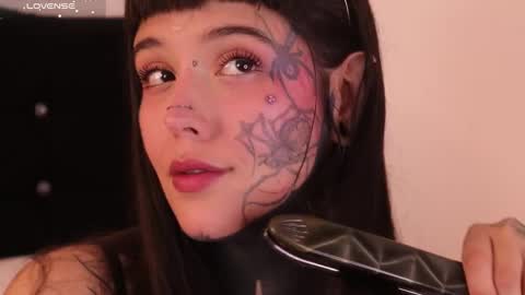 Snapshot of daarlene chatting on 02-14-25, 01:34 Darlene online show from 02-14-25, 01:34