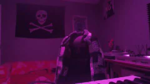 Snapshot of dabirdfree chatting on 10-21-25, 12:11 Destroyer online show from 10-21-25, 12:11