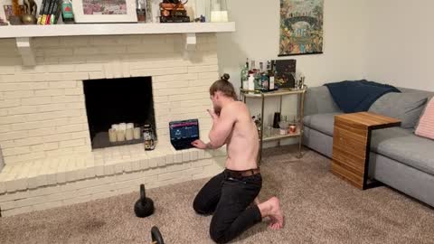 Snapshot of daddydaydrinkz chatting on 12-03-24, 07:43 DaddydayDrinkz online show from 12-03-24, 07:43